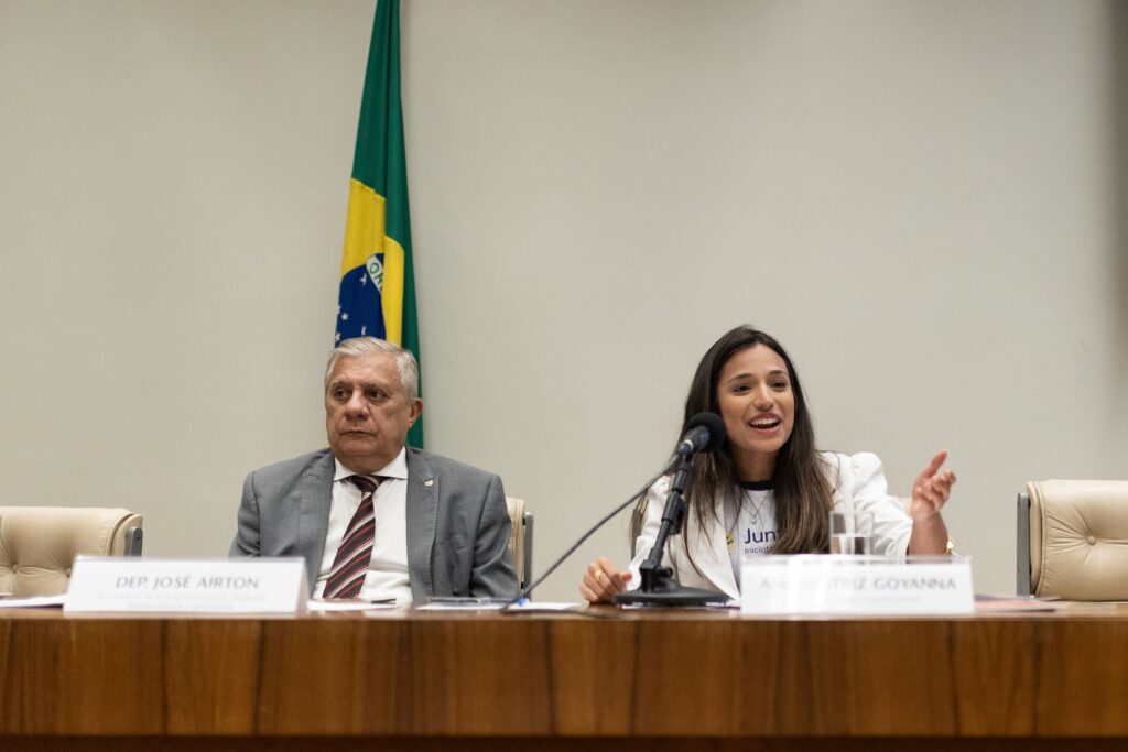 Ana Beatriz Araújo, a member of the SNF Global Center Youth Council in Brazil, co-moderates a panel discussion during the congressional celebration in Brazil’s, focused on youth mental health