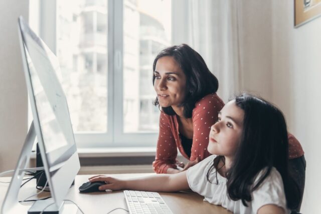 Estudiante del idioma inglés atendiendo clases en línea