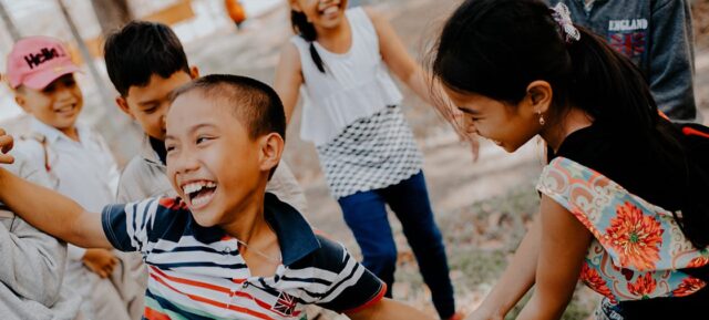 niños jugando en sus vacaciones de verano