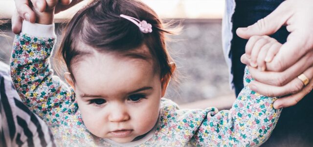 A mi hija de 11 meses le gusta jugar con su cabello y hasta lo jala. ¿Esto es tricotilomanía?