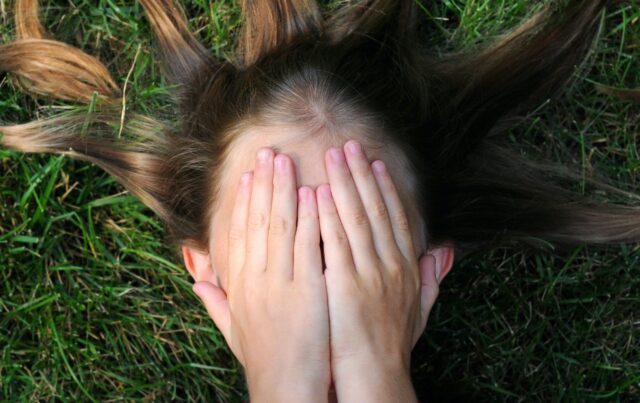 Mi hija tiene tics faciales y de manos, pero no es Tourette. ¿Cuál podría ser la causa?