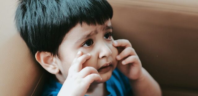 Mi hijo con mutismo selectivo no quiere hablarle a su hermana. ¿Qué debemos hacer?