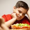 niño comiendo ensalada