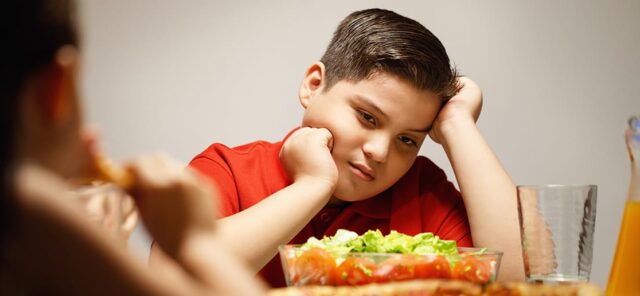 niño comiendo ensalada