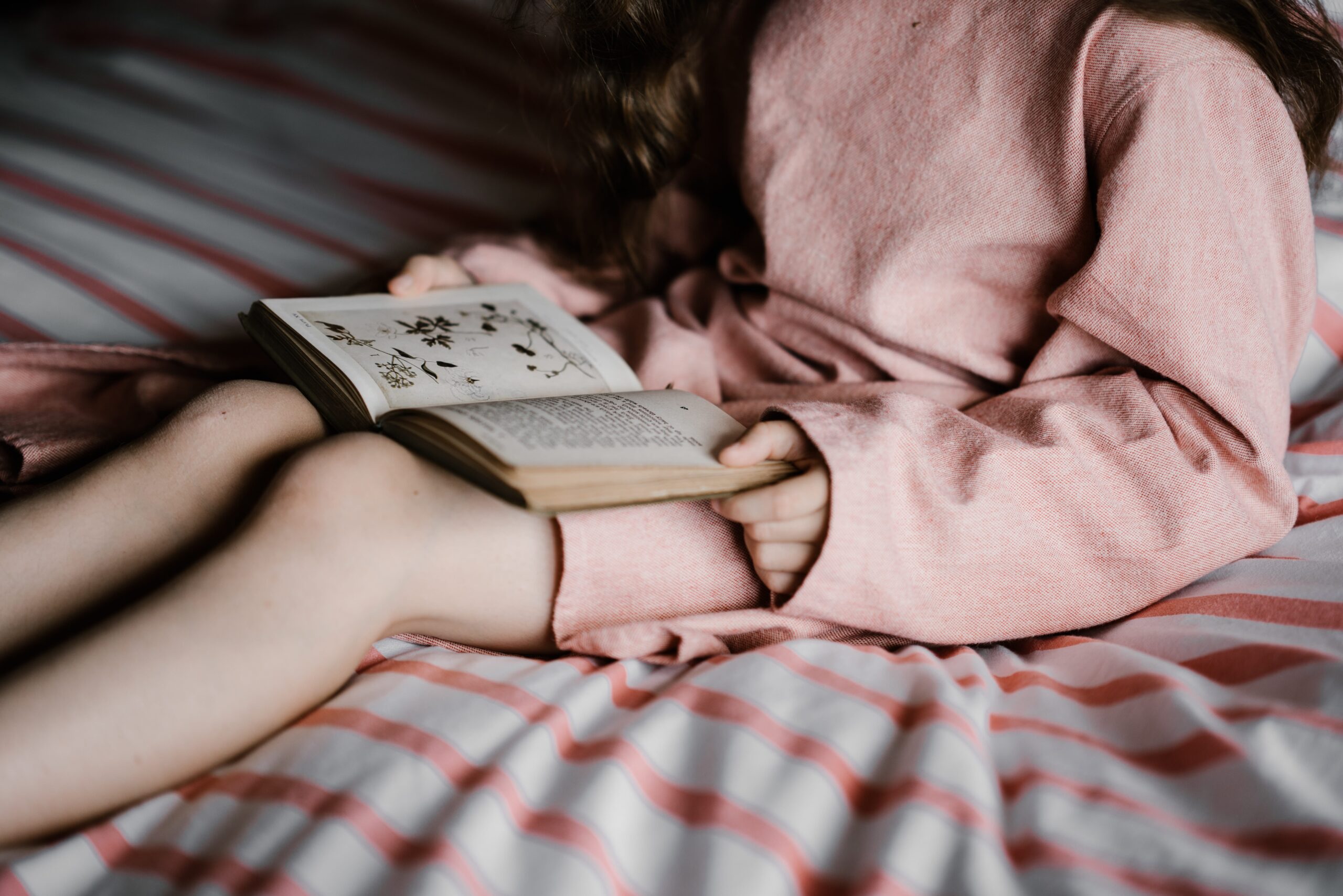 Mi hija de 12 años con TDAH se queda despierta hasta tarde leyendo y luego  no se quiere despertar en las mañanas. ¿Qué debería hacer? - Child Mind  Institute