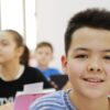 niño sonriendo en clase